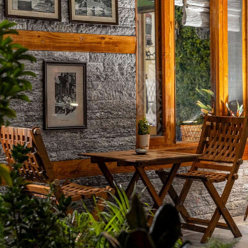 Comfortable Garden Lounge in Luxury Cottage in Manali