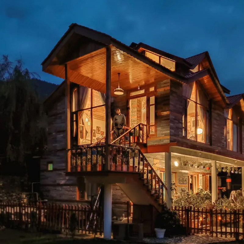 Boutique Stay in Manali with Garden View