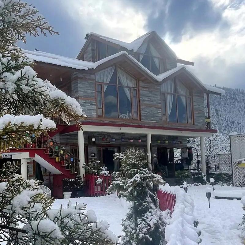 Scenic Homestay in Manali with Garden View